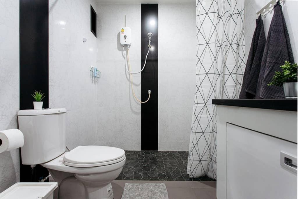 شقة P4 Silom Large 2Beds Full Kitchen Wifi 4-6Pax بانكوك المظهر الخارجي الصورة